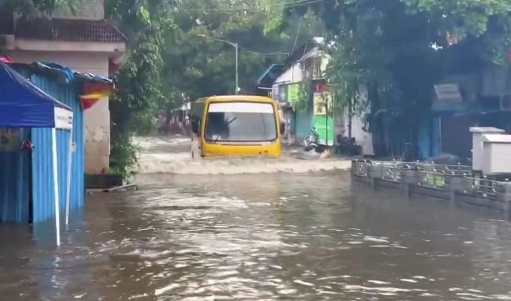 Broj poginulih u poplavama u Indiji porastao na 27